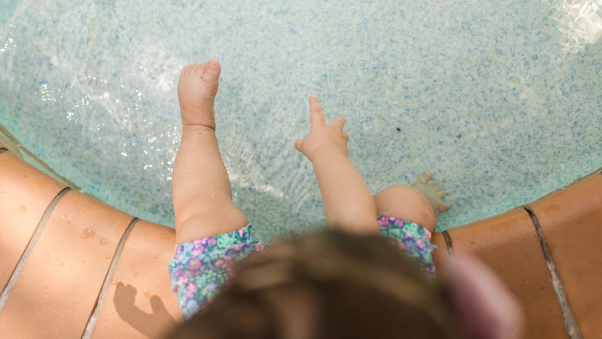 un copil de 1 an si 4 luni din craiova a murit inecat dupa ce a cazut in piscina din curtea bunicilor in satul toceni din dolj