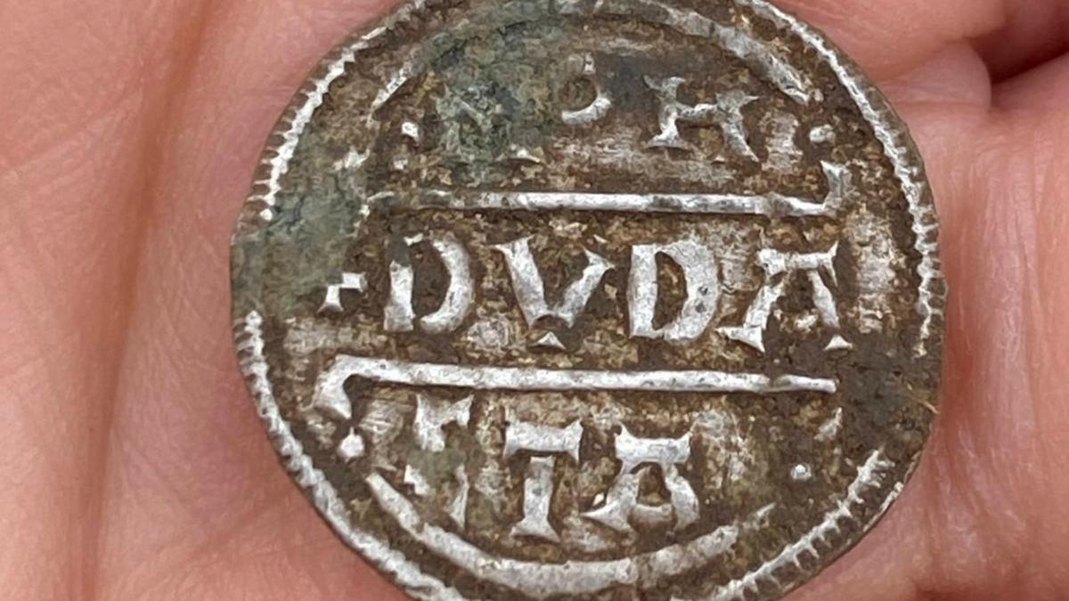 un tezaur din evul mediu ascuns de frica vikingilor a fost descoperit intamplator de cei care cautau metale
