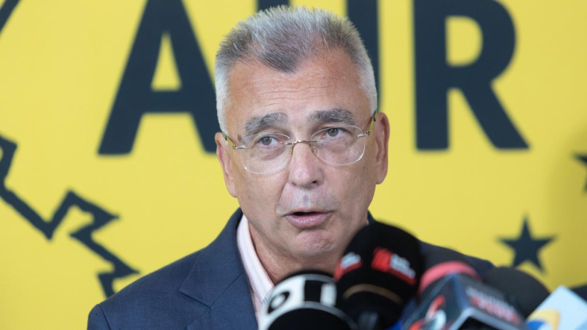 aur nu le cere parlamentarilor votul cu bilele la vedere la motiunea de cenzura contra lui bolojan peiu fiecare voteaza cum crede