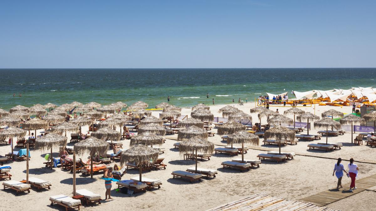 de doua ori mai putini turisti pe litoral de 1 mai in 2026 fata de sezonul trecut expert ne asteapta un an greu in turism