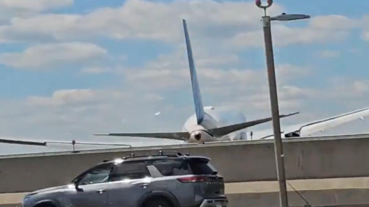 momentul in care un avion boeing 767 a lovit un camion si un stalp de iluminat inainte de aterizarea pe aeroportul newark