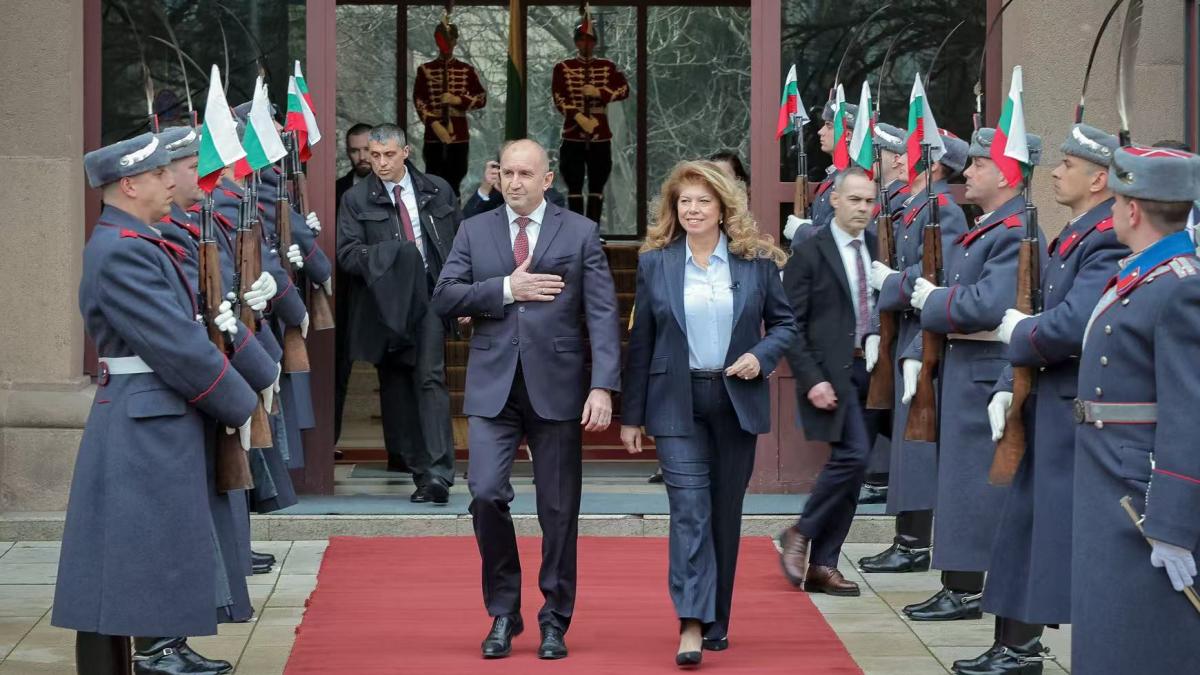 poza in care apar Rumen Radev, liderul coaliției de trei partide 