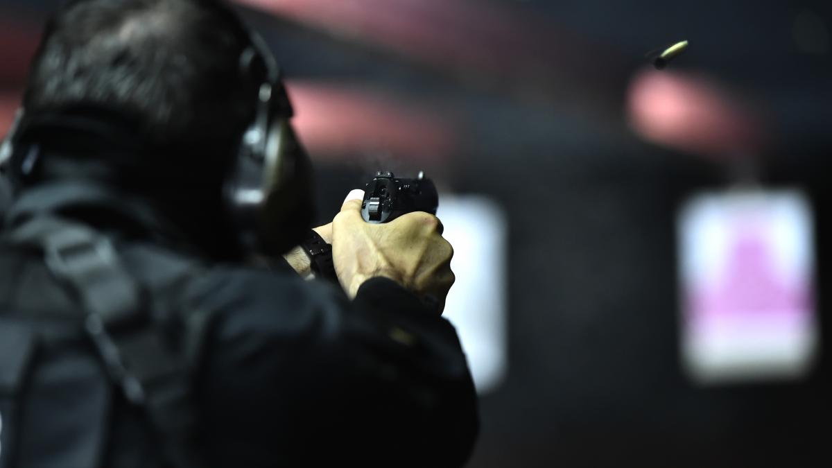 politist trage cu pistolul