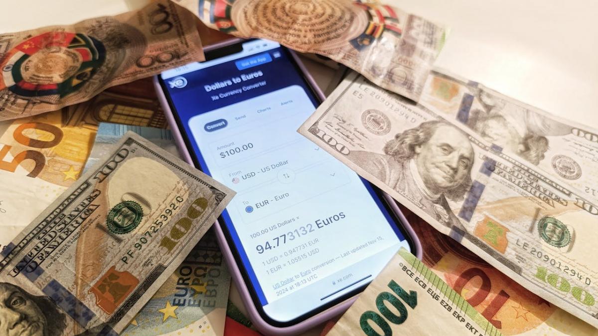 telefon printre bancnote valuta