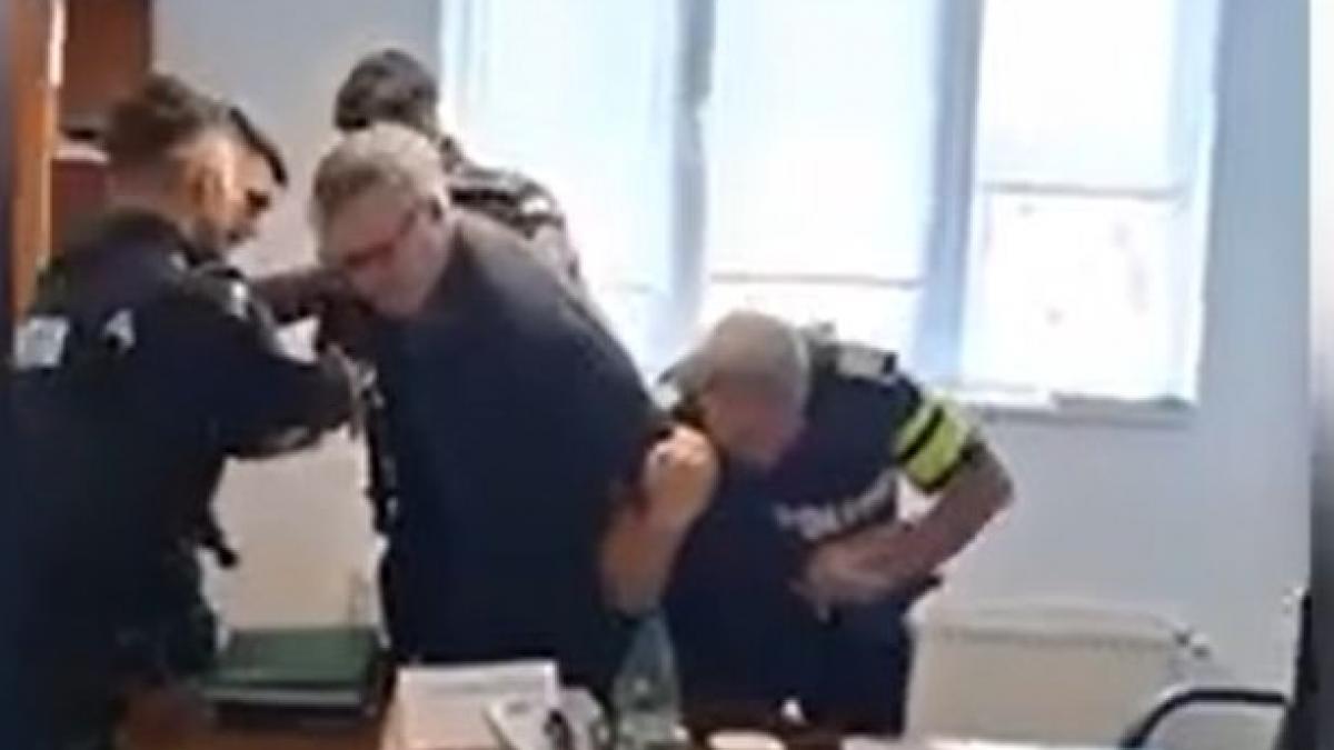 fostul sef al garzii forestiere bucuresti a fost scos in catuse din birou si dus la spitalul obregia