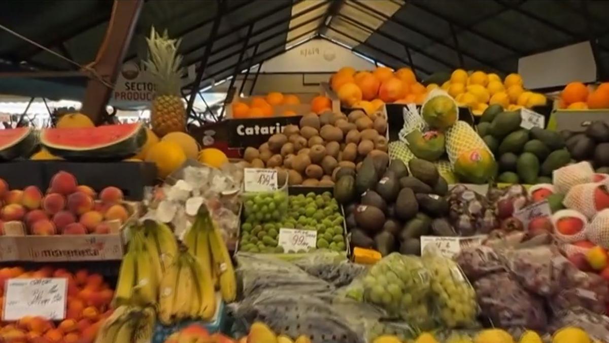 poza - 06 mai 2026  in care apar mai multe fructe, inclusiv corcoduse verzi, banane, pepene verde