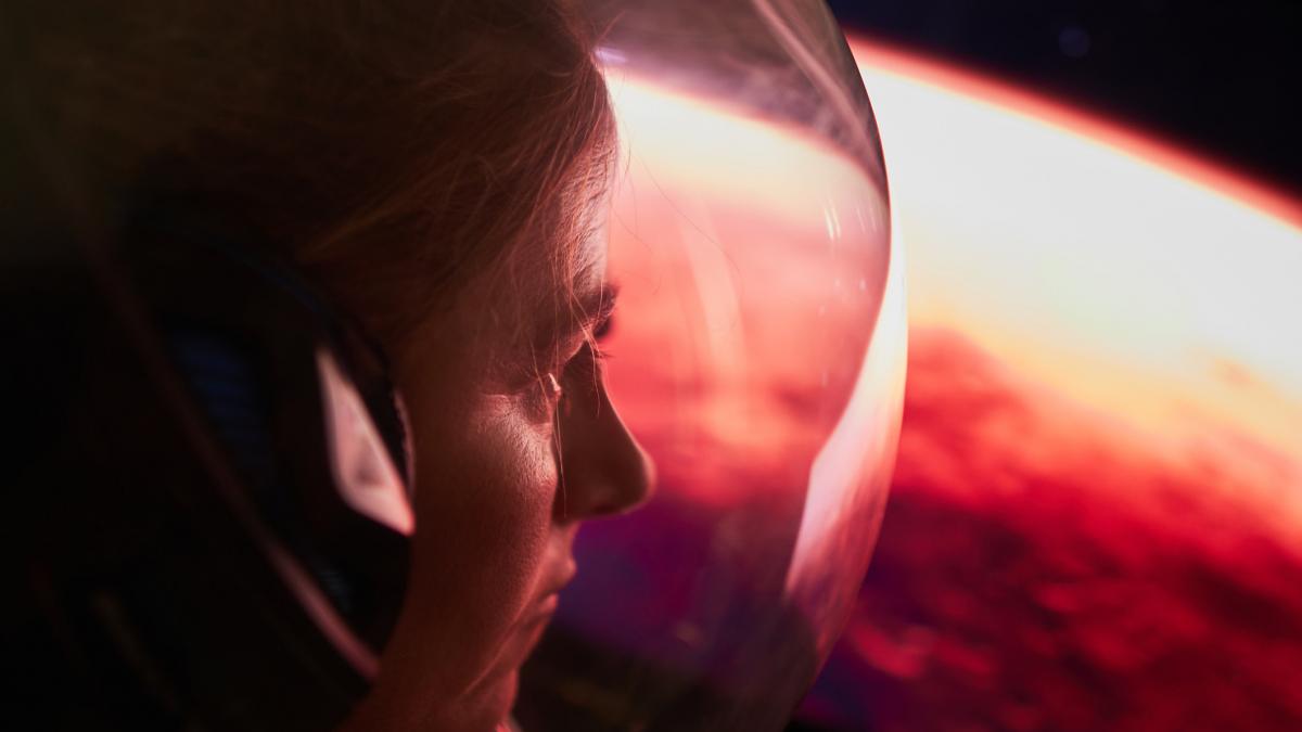 astronauta se uita din nava spatiala spre marte