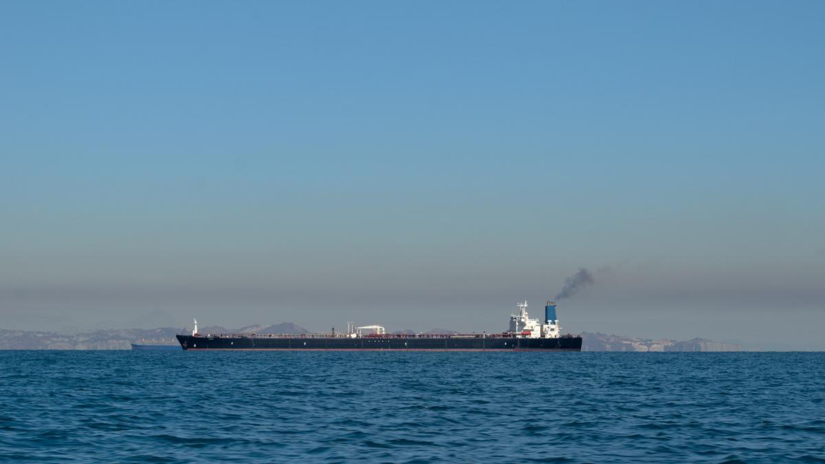 un petrolier chinez a fost atacat in stramtoarea ormuz un incendiu a izbucnit pe puntea navei