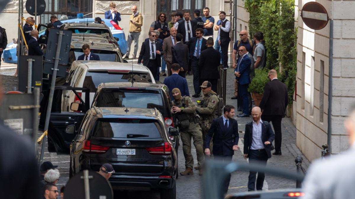 forte de securitate care il escorteaza pe Marco Rubio in vizita oficiala de la Roma