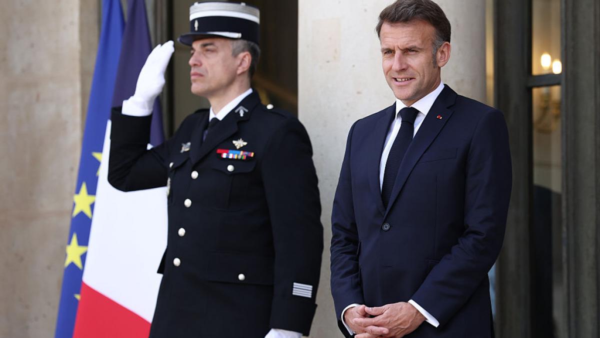 emmanuel macron incepe un turneu african ce va include un summit cu scopul de a stimula aliante strategice pentru franta