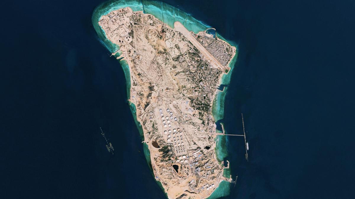 o posibila deversare de petrol a fost observata pe imagini din satelit in apropierea centrului de export iranian de pe insula kharg