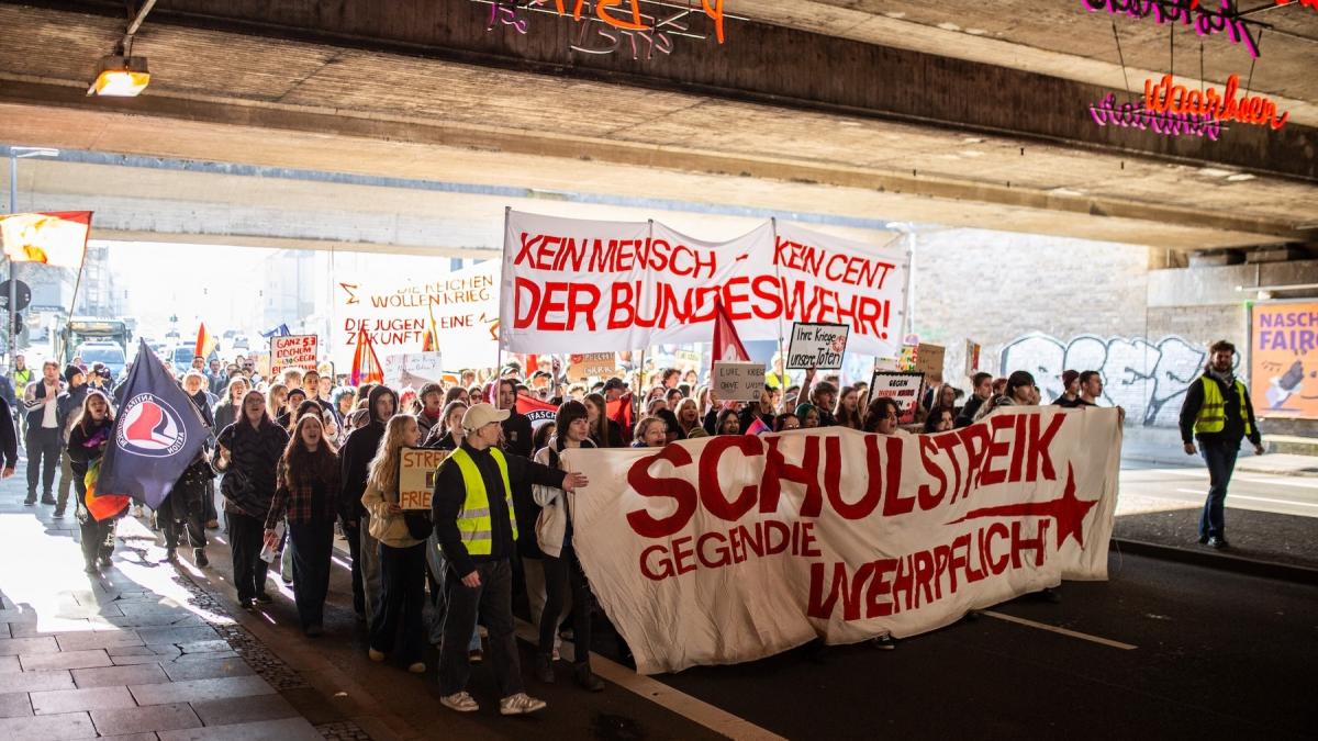peste 50 000 de elevi din germania sunt asteptati sa protesteze din cauza politicii de reinarmare