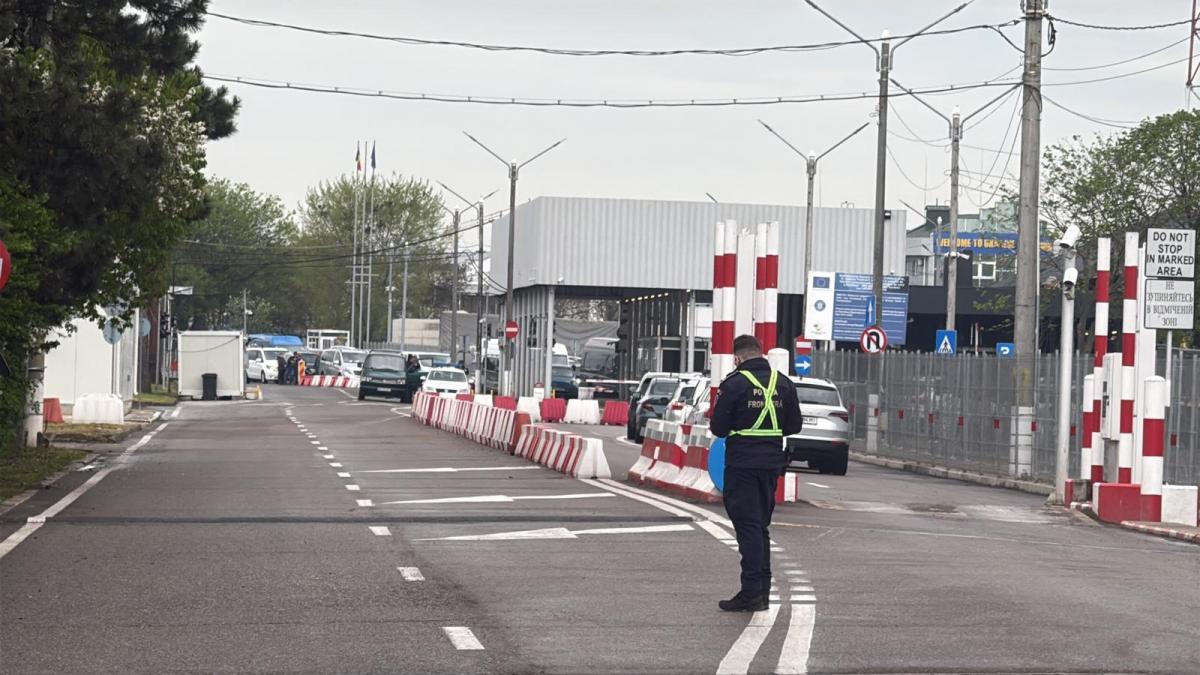 politisti de frontiera si angajati vamali implicati intr un mare dosar de contrabanda peste 100 de perchezitii la vamile din nord