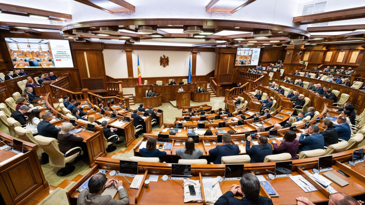 scandal in parlamentul de la chisinau deputatii nu mai pot folosi rusa in plen opozitia a parasit sedinta ne inchid gura