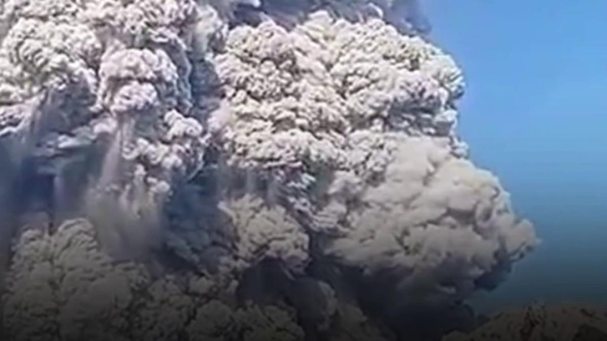 vulcan in eruptie in indonezia operatiuni de cautare pentru turisti disparuti