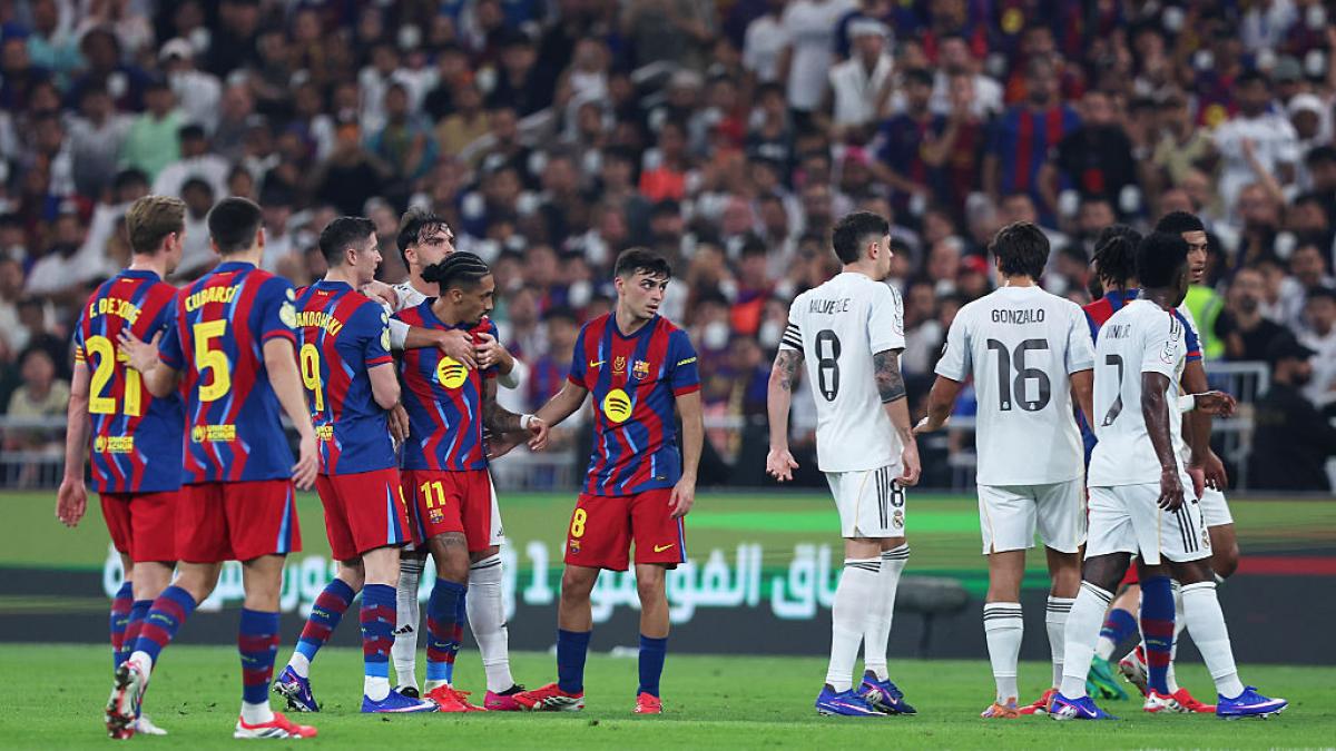 jucatorii de fotbal ai echipelor barcelona si real madrid