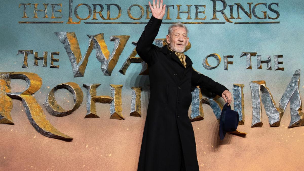 ian mckellen pe covorul roșu la premiera War of the Rohirim