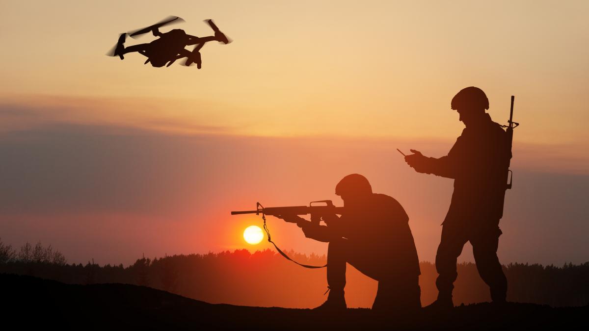 poza in care apar doi soldați folosind drone și laptopuri pentru cercetare în timpul operațiunilor militare. 
