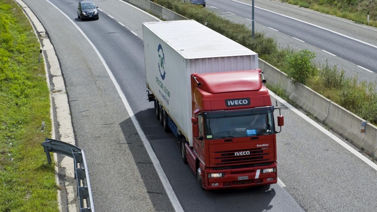 camion pe autostrada
