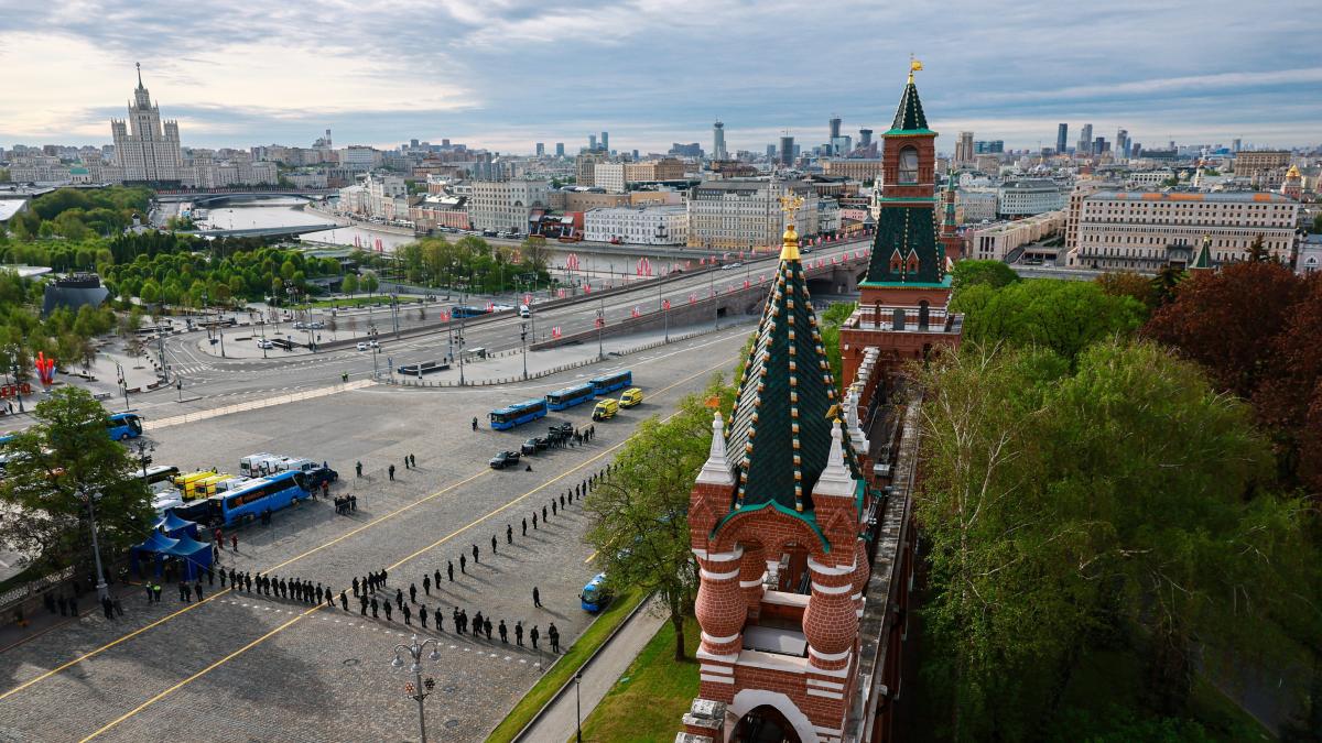parada militara din piata rosie se desfasoara intr o atmosfera discreta si fara net in moscova
