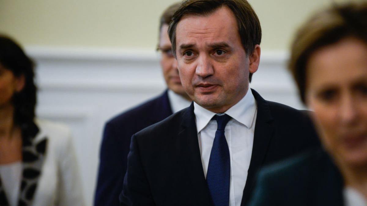 dupa ce a anuntat ca a obtinut azil in ungaria un fost ministru polonez acuzat de abuz de putere a fugit in sua