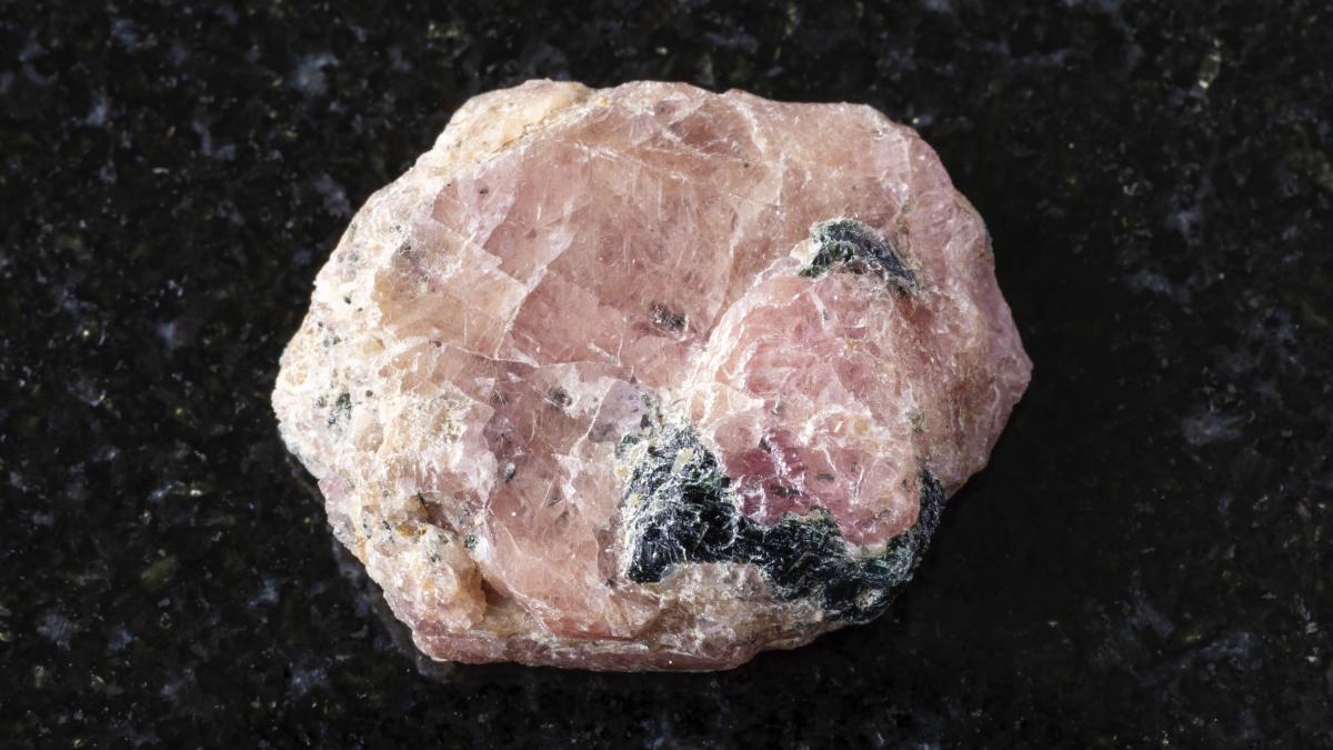 un rubin urias de 11 000 de carate a fost descoperit intr o regiune bogata in pietre pretioase din myanmar dar devastata de razboi