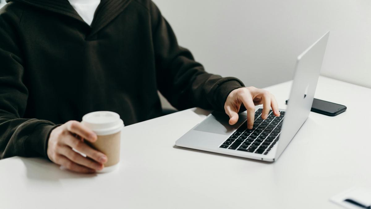 barbat lucrand la laptop