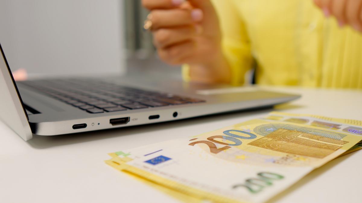 elevii si studentii pot primi bani pentru calculator in 2026 prin programul euro 200 cine se poate inscrie pana pe 15 mai