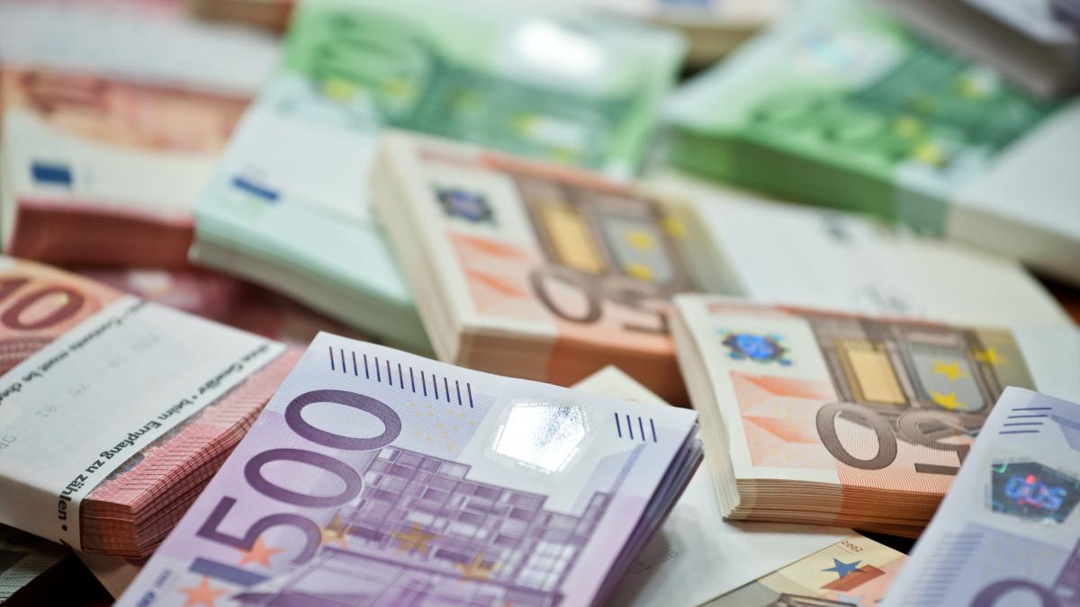 euro continua sa scada cursul valutar anuntat de bnr luni 11 mai
