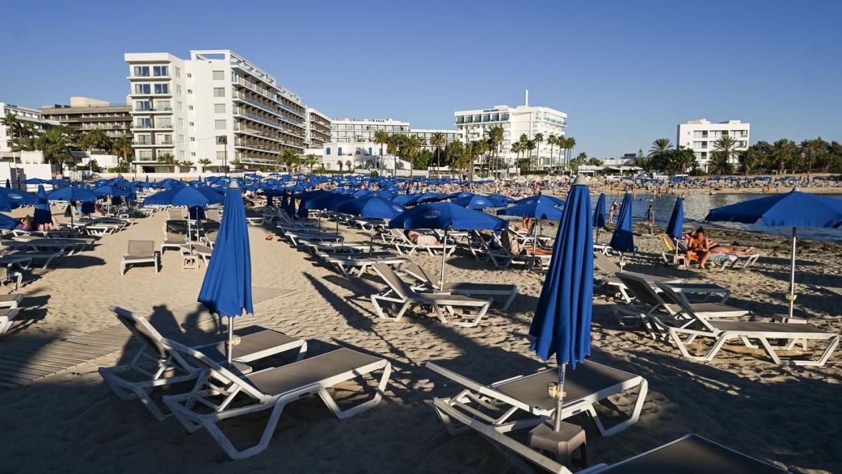 hotelurile si restaurantele erau foarte aglomerate in aceasta perioada plajele din cipru sunt goale sunt cu 40 mai putini turisti