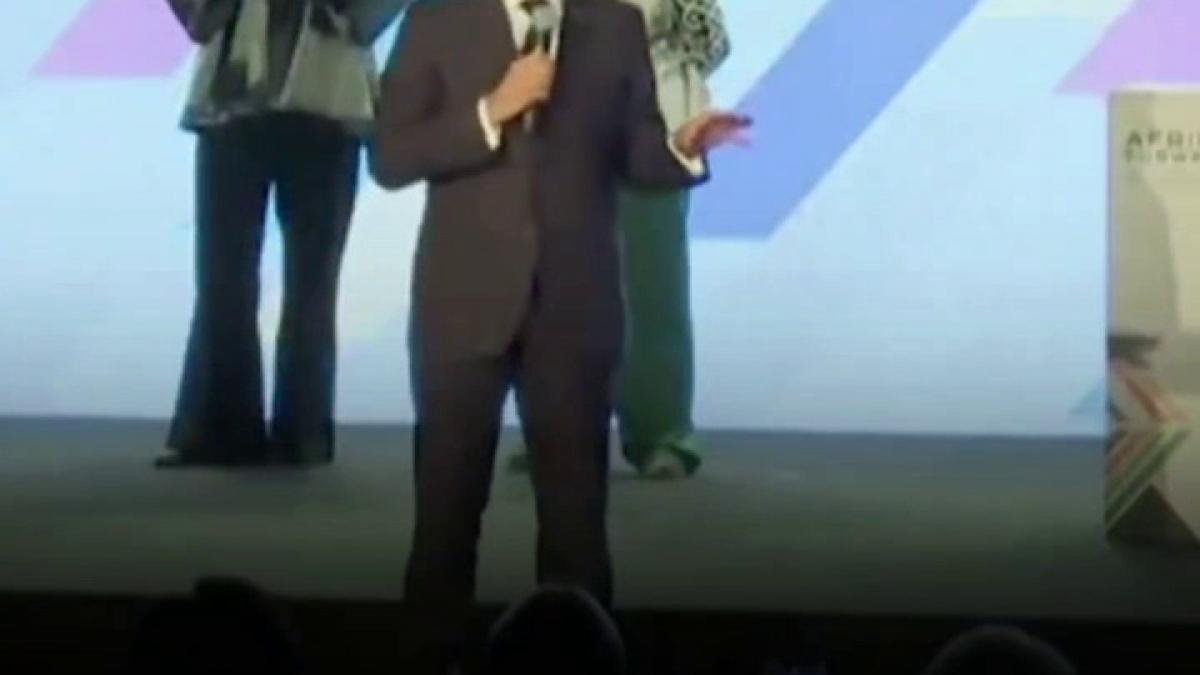 macron s a enervat la un eveniment din kenya si a tipat la public