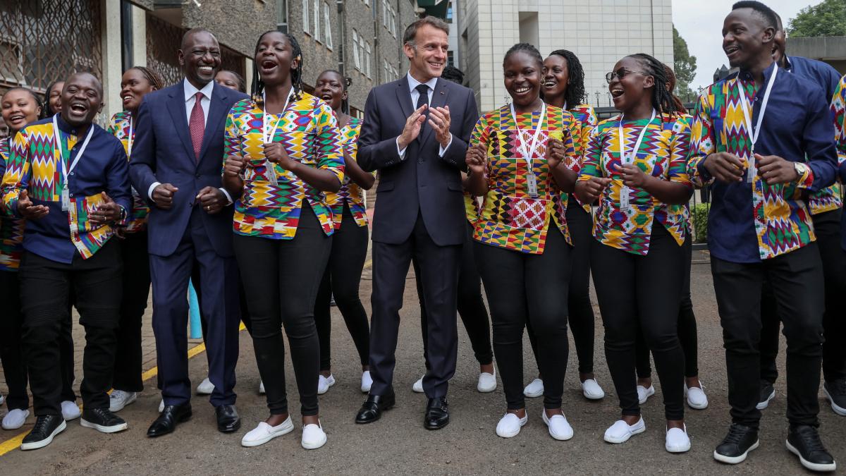 macron s a enervat la un eveniment din kenya si a tipat la public in africa presedintele francez a facut si jogging si a dansat