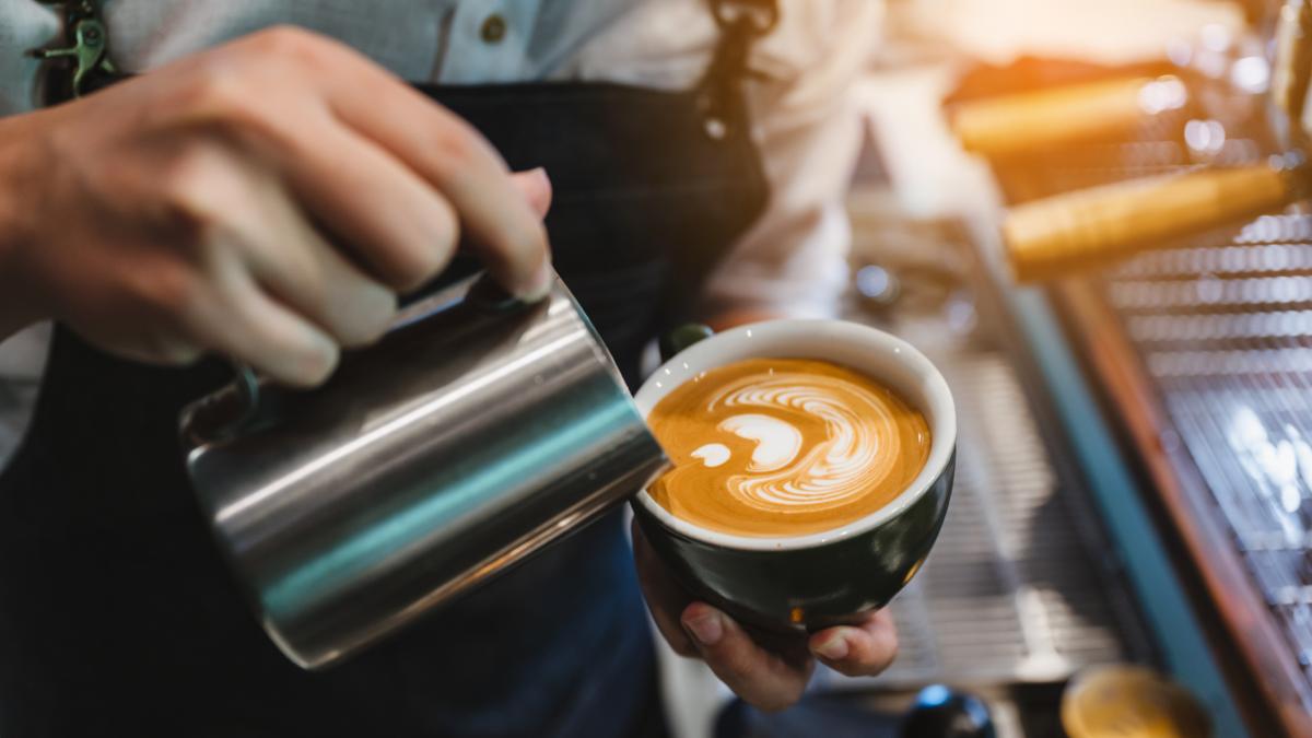 prima cafenea din lume administrata de ai are probleme la nici o luna de la deschidere