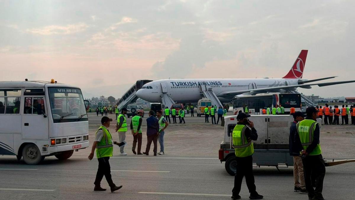 video un avion turkish airlines cu 288 de persoane la bord a luat foc la aterizare aeroportul din kathmandu a fost inchis