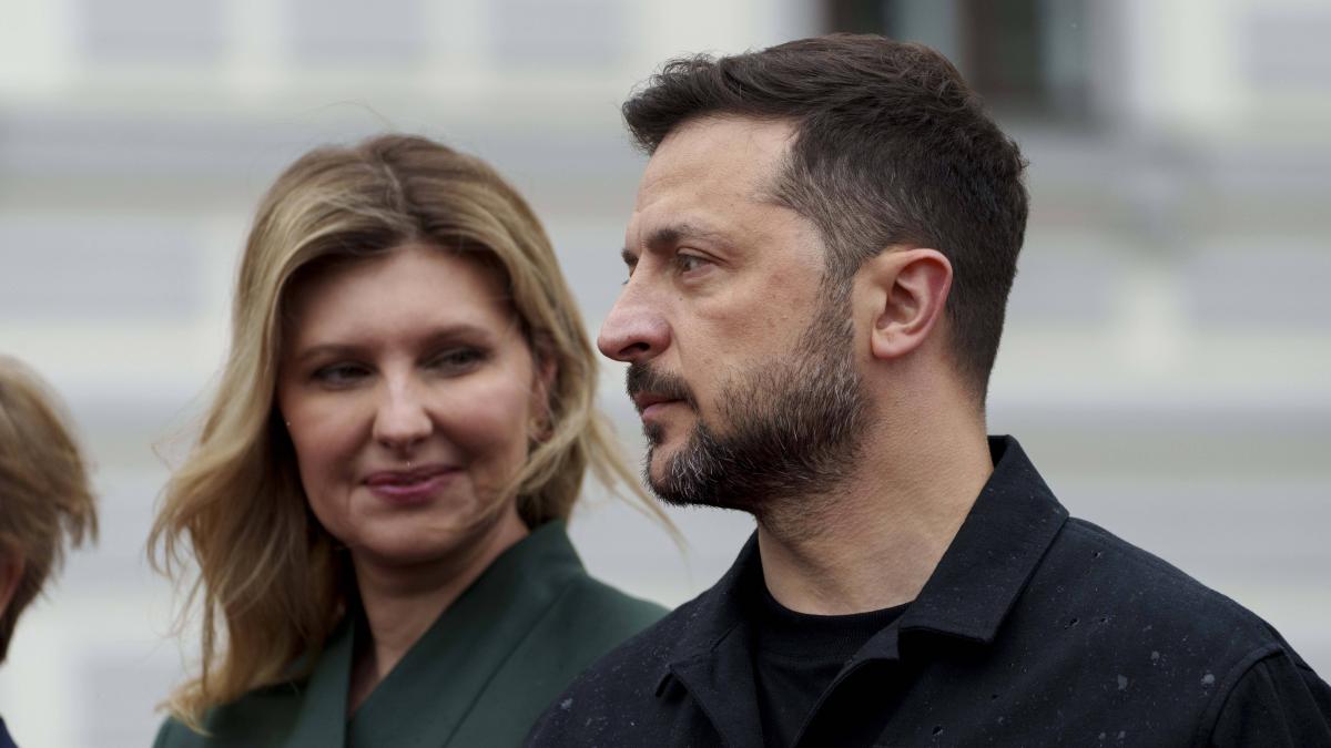 volodimir zelenski vine la bucuresti la summit ul b9 alaturi de sotie olena zelenska va avea un alt program cu mirabela gradinaru