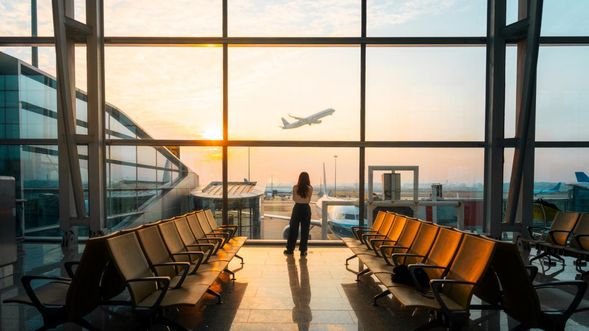 pasagera aeroport decolari avioane asteptare