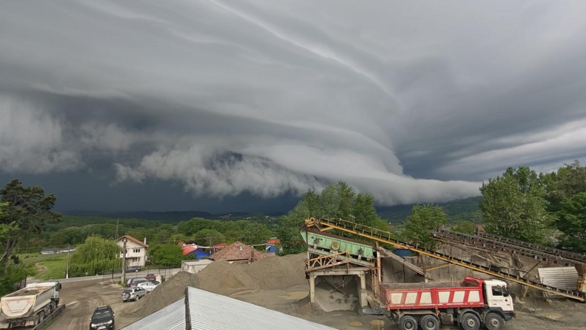 nor shelf cloud furtuna bujoreni valcea 12 mai 2026