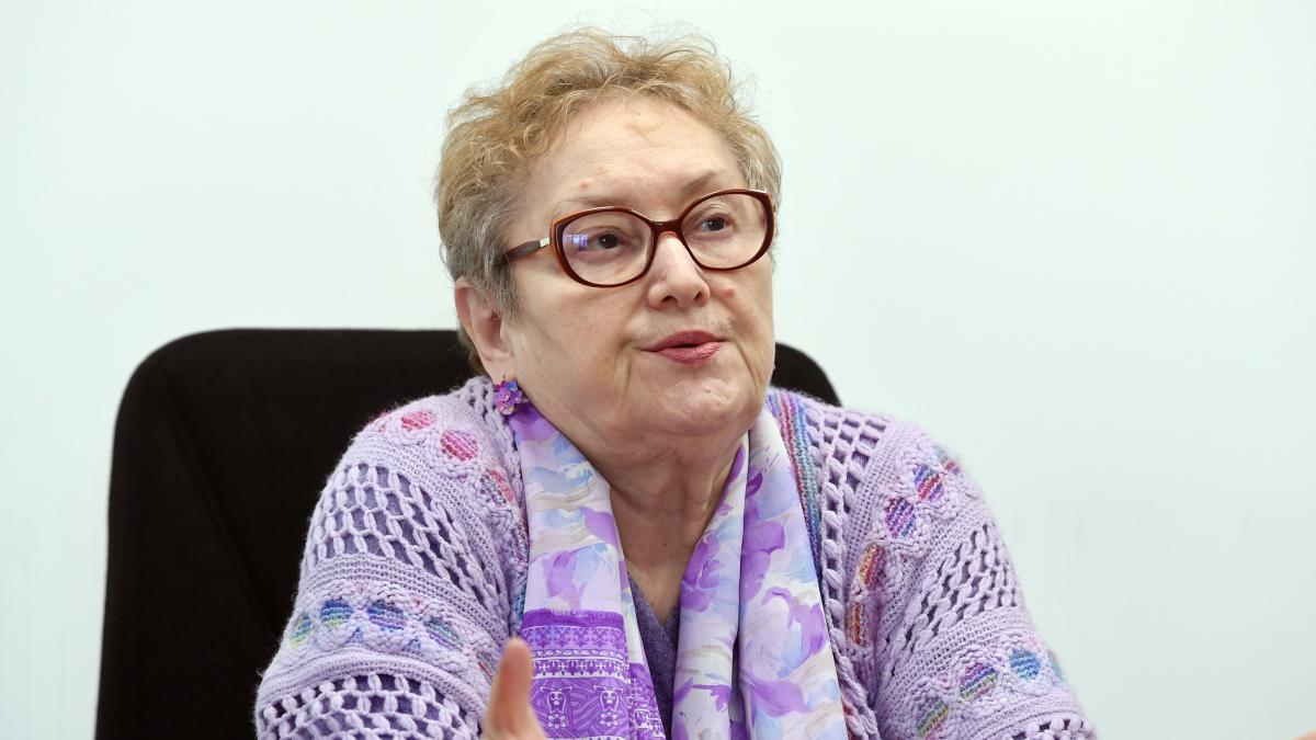 avocatul poporului uitandu se in fata