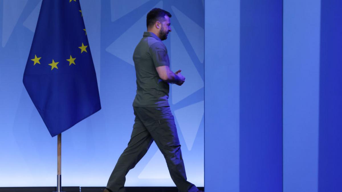 Volodimir Zelenski iese din scenă pe lângă steagul UE