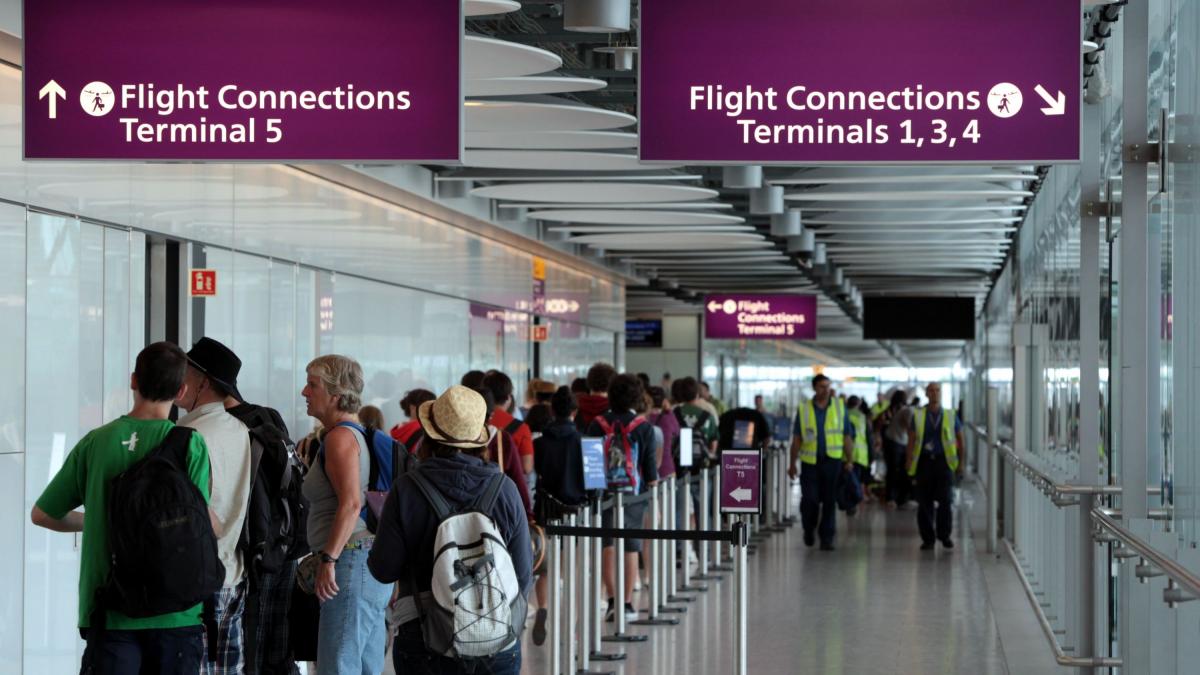 haos pe aeroporturile din marea britanie in aceasta vara companiile aeriene ar putea anula masiv zboruri fara sanctiuni