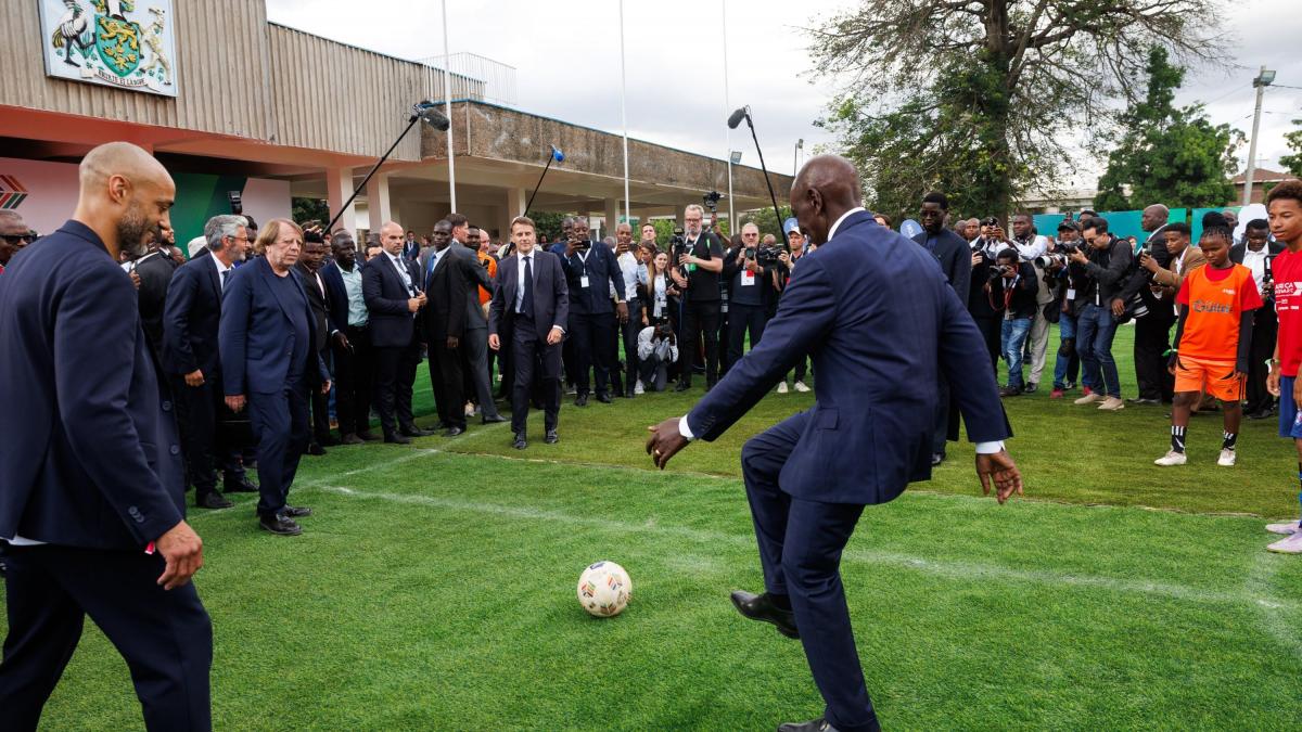 imagini virale macron joaca fotbal cu presedintii din kenya si senegal la summitul de la nairobi