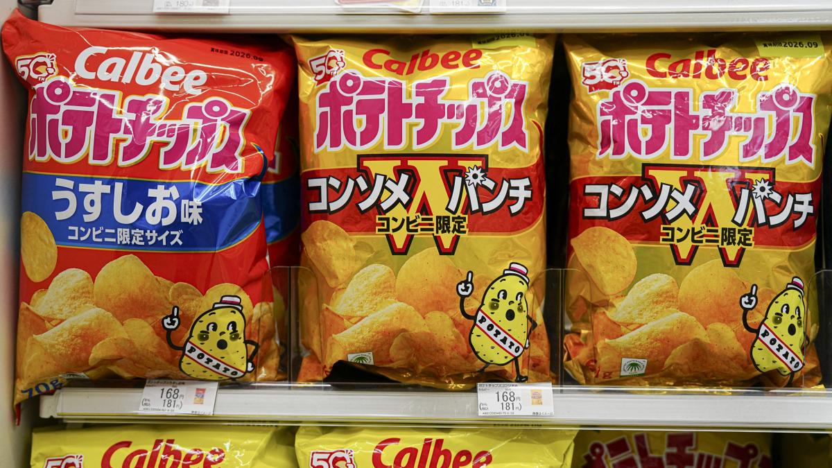 un mare producator de snackuri schimba ambalajele in alb negru din cauza crizei din iran care afecteaza aprovizionarea cu cerneala