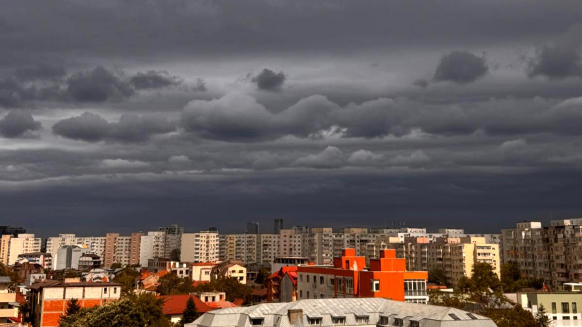 cer intunecat si nori amenintatori peste capitala un front rece a traversat bucurestiul e mai frig cu 10 c decat ieri si bate vantul