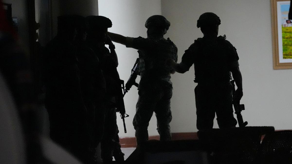 focuri de arma in senatul din filipine un senator s a baricadat in cladire de doua zile ca sa nu fie arestat de cpi