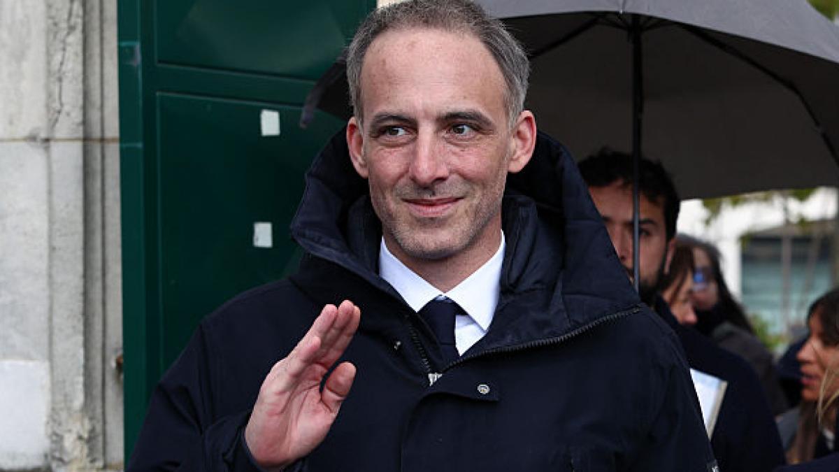scandal in franta candidatul la prezidentiale raphael glucksmann sfatuit sa evite momentan votantii saraci