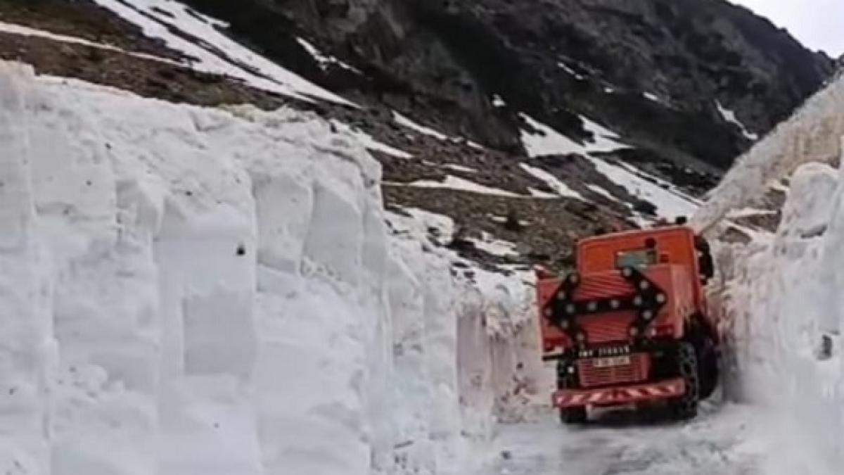 cnair continuam deszapezirea pe transfagarasan ce au gasit muncitorii sub stratul de zapada de trei metri
