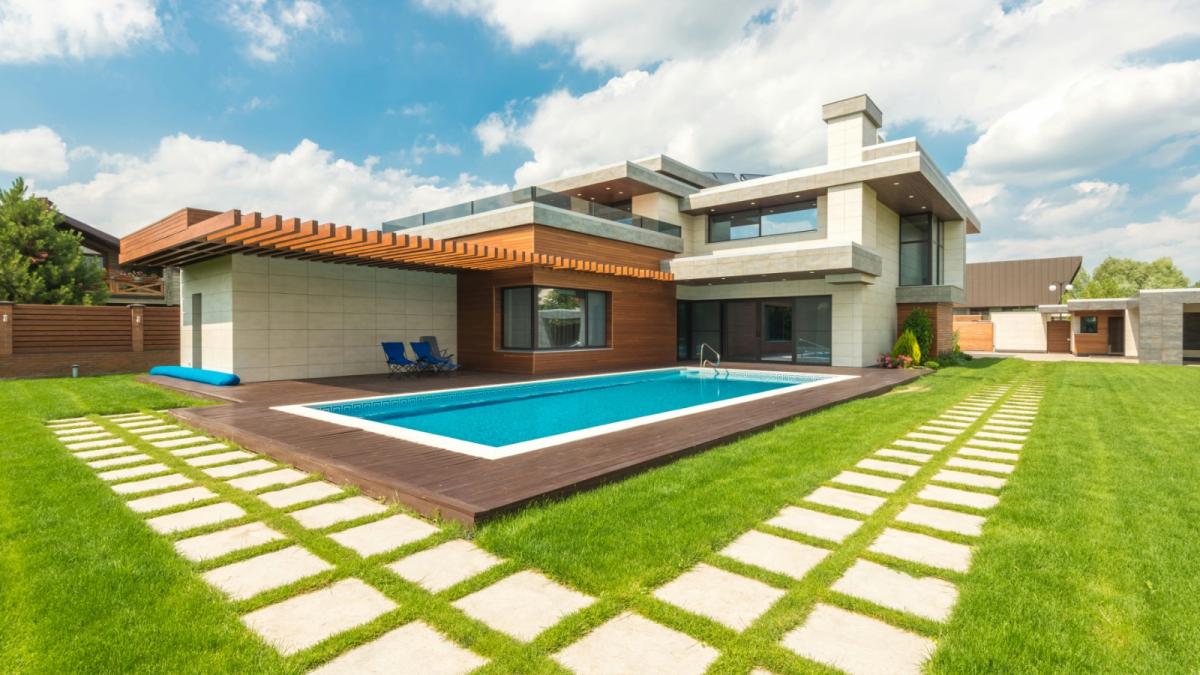curte cu piscina
