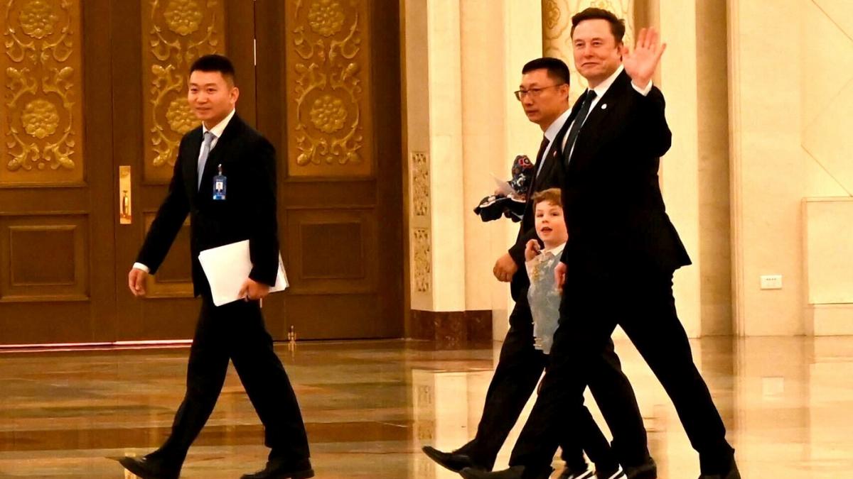 elon musk a facut senzatie in china cu x a xii fiul lui de 6 ani pe care l a imbracat cu o vesta traditionala chineza