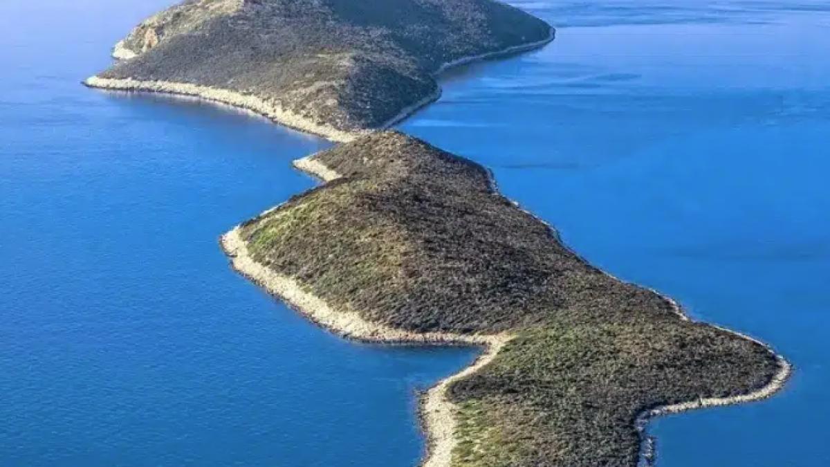 o insula greceasca evaluata candva la 8 milioane de euro se vinde acum la pretul unui apartament