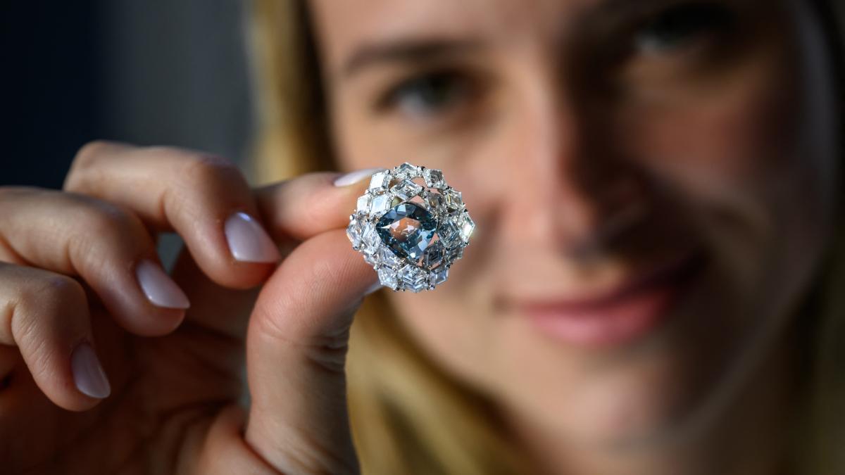 record la geneva un diamant rar albastru verde s a vandut cu aproape 15 milioane de euro este pur si simplu remarcabil